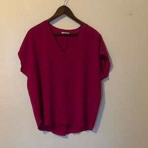 Women’s Short Sleeve V-Neck Top in Fuchsia Pink